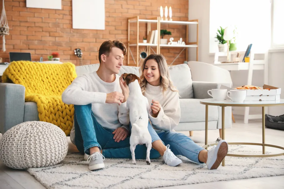 Un couple détendu chez lui, en train de planifier un projet